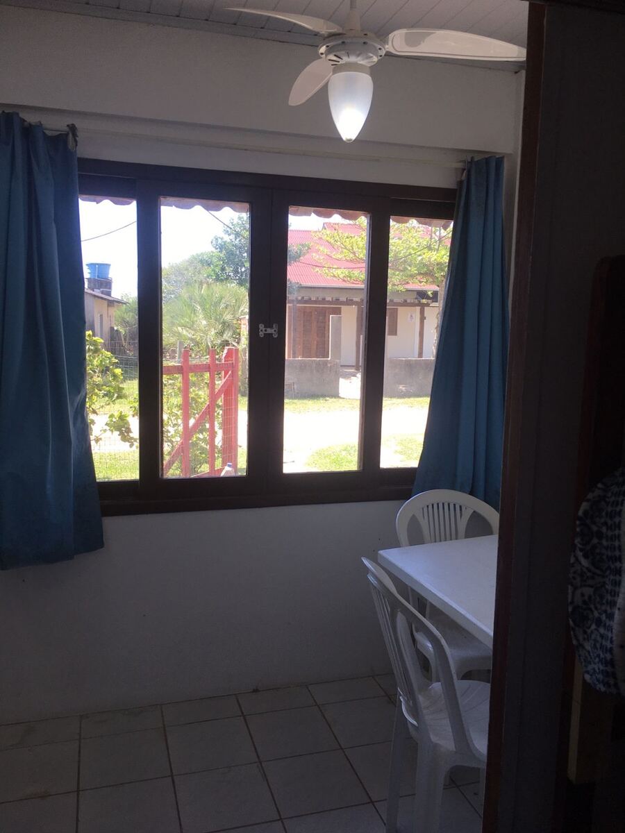 Ambiente com janela do Apartamento 1 no Camping Padang