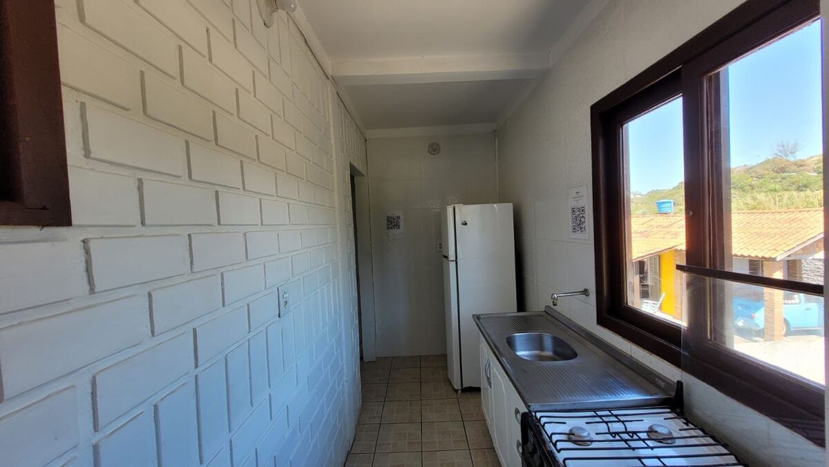 Cozinha com vista externa do Apartamento 4 no Camping Padang