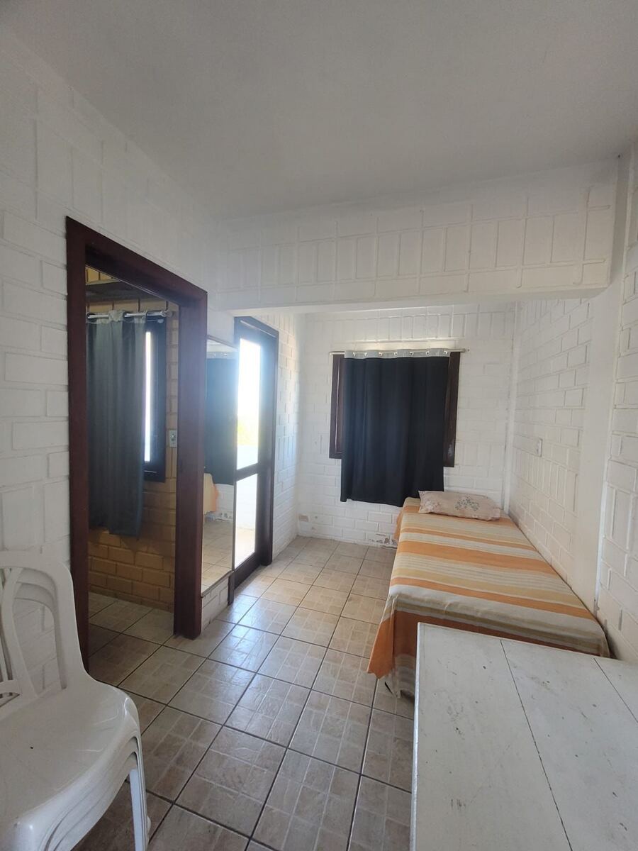 Cama no ambiente principal do Apartamento 5 no Camping Padang