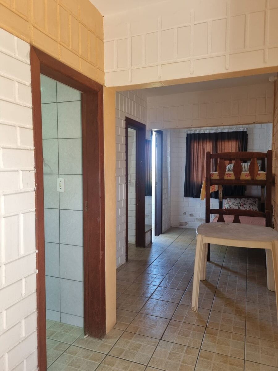 Ambiente com beliche do Apartamento 6 no Camping Padang