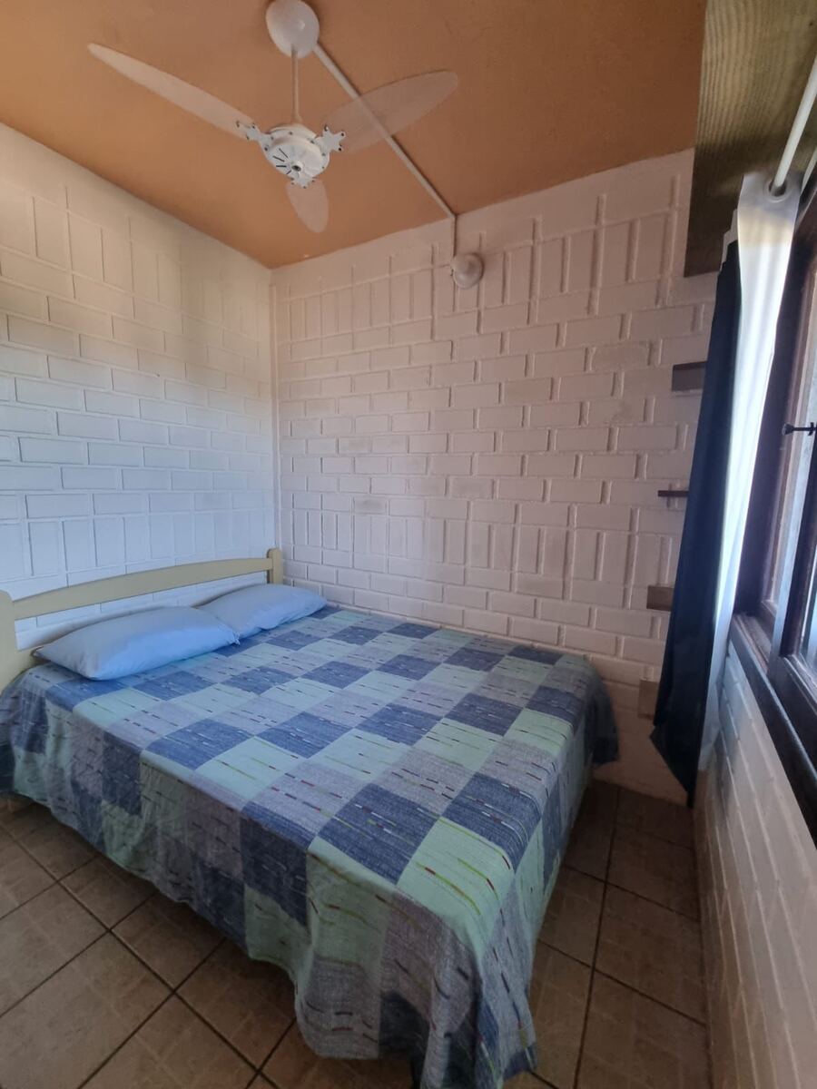 Quarto com cama de casal do Apartamento 6 no Camping Padang