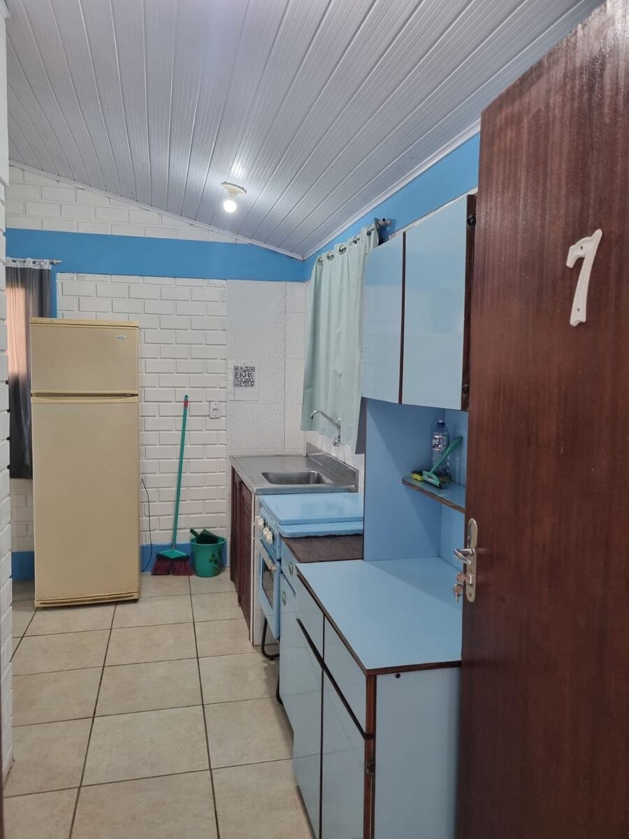 Entrada e cozinha do Apartamento 7 no Camping Padang