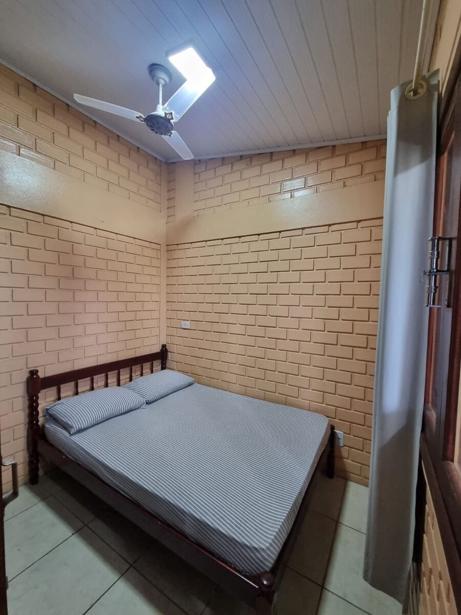 Quarto com cama de casal do Apartamento 7 no Camping Padang
