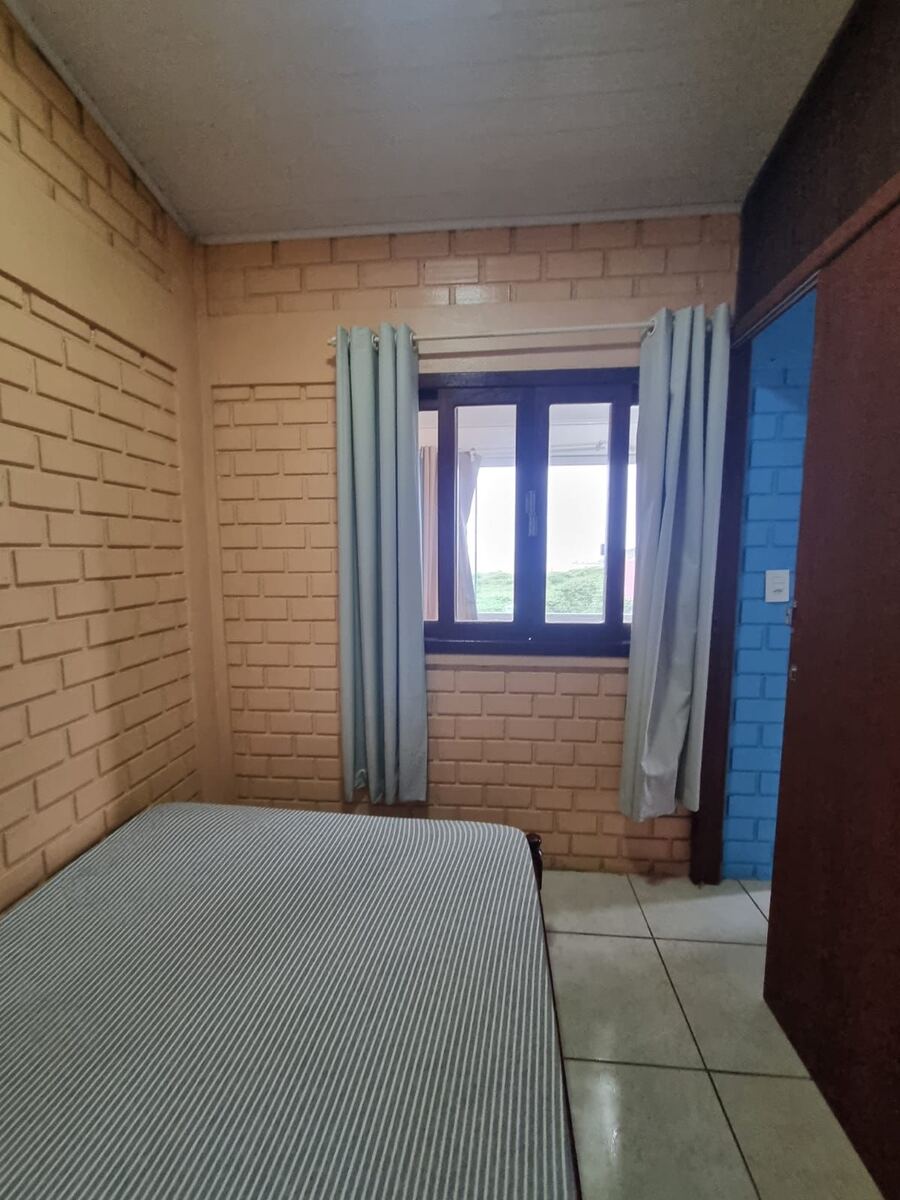 Janela do quarto do Apartamento 7 no Camping Padang