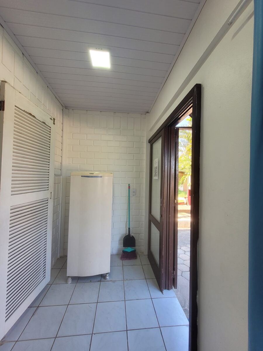 Entrada e geladeira no modelo dos Apartamentos 2 e 3 do Camping Padang