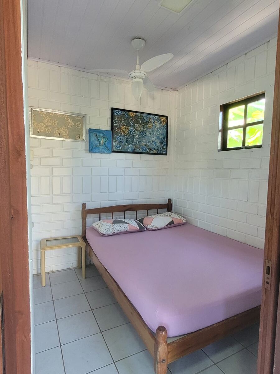 Quarto com cama de casal no modelo dos Apartamentos 2 e 3 do Camping Padang