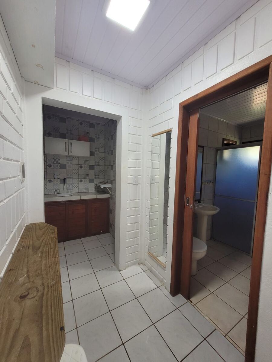 Acesso à cozinha e banheiro no modelo dos Apartamentos 2 e 3 do Camping Padang