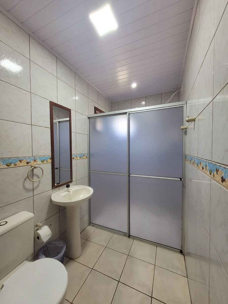Banheiro privativo no modelo dos Apartamentos 2 e 3 do Camping Padang