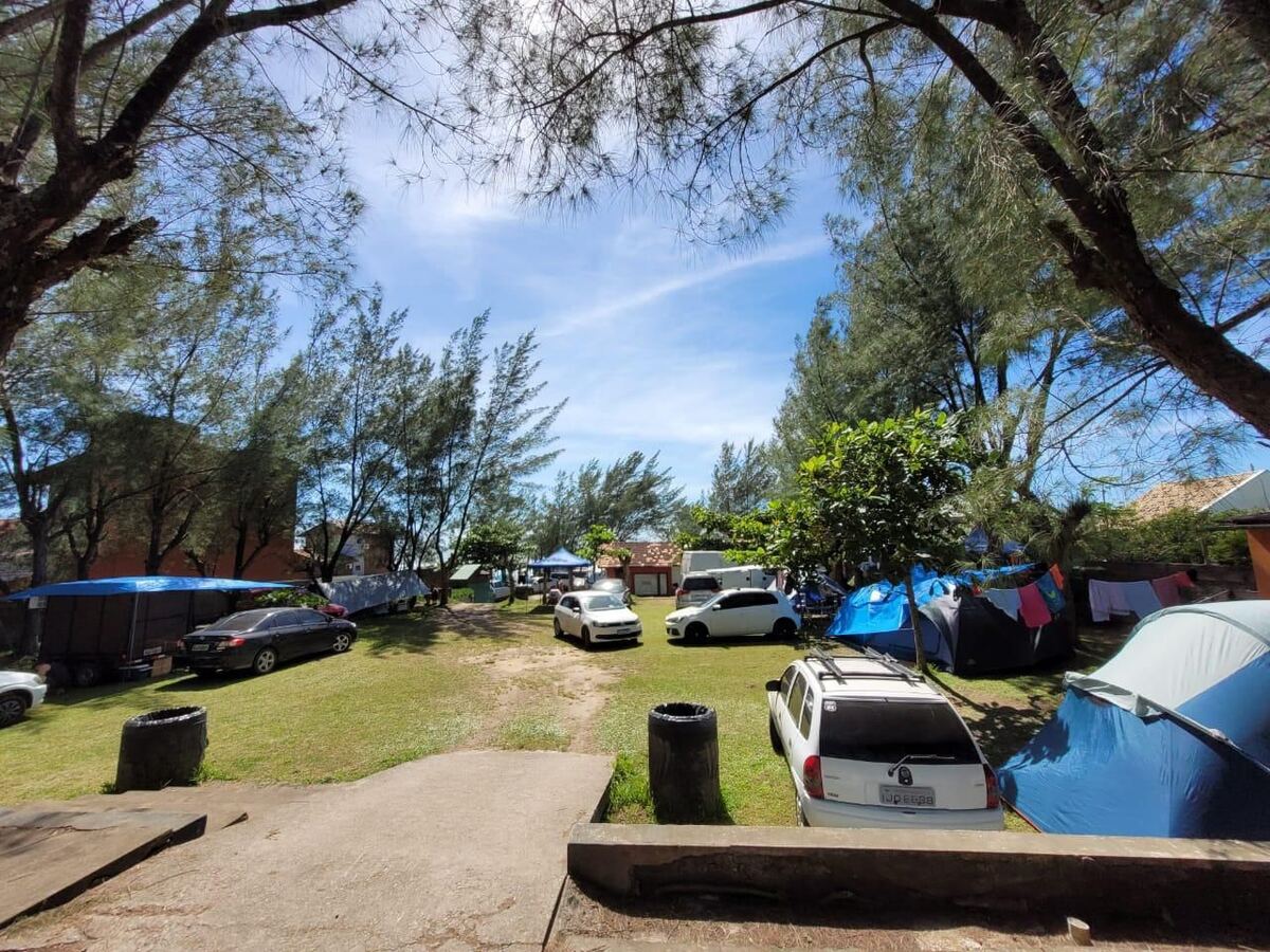 Área de camping com barracas e veículos no Camping Padang