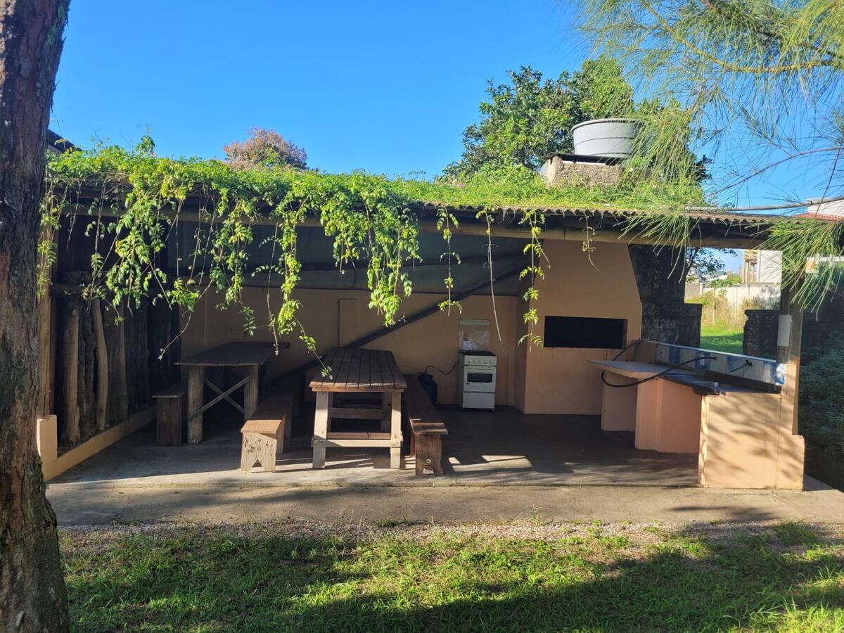 Área coberta com cozinha comunitária e churrasqueira no Camping Padang