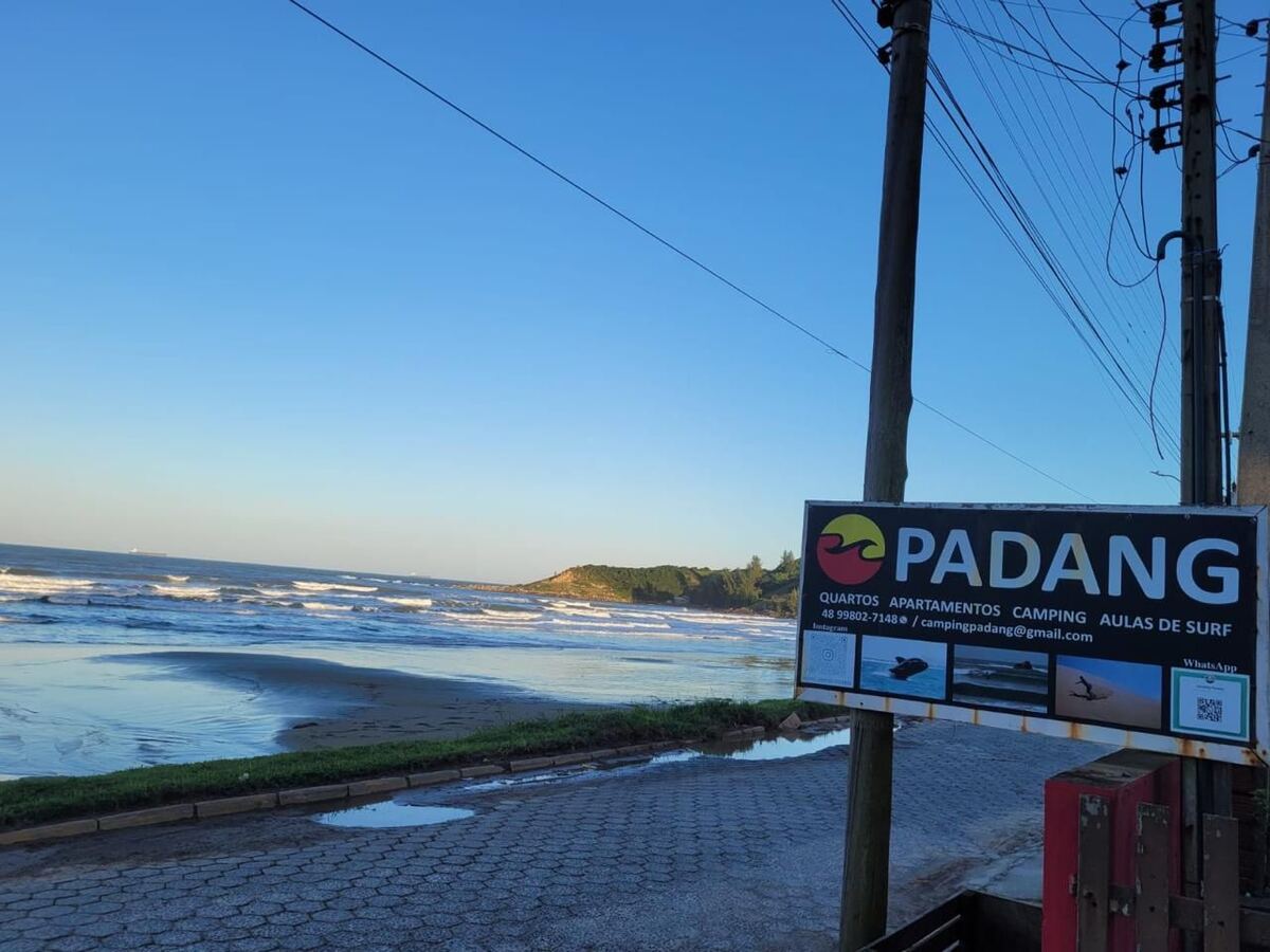 Entrada do camping junto à praia no Camping Padang