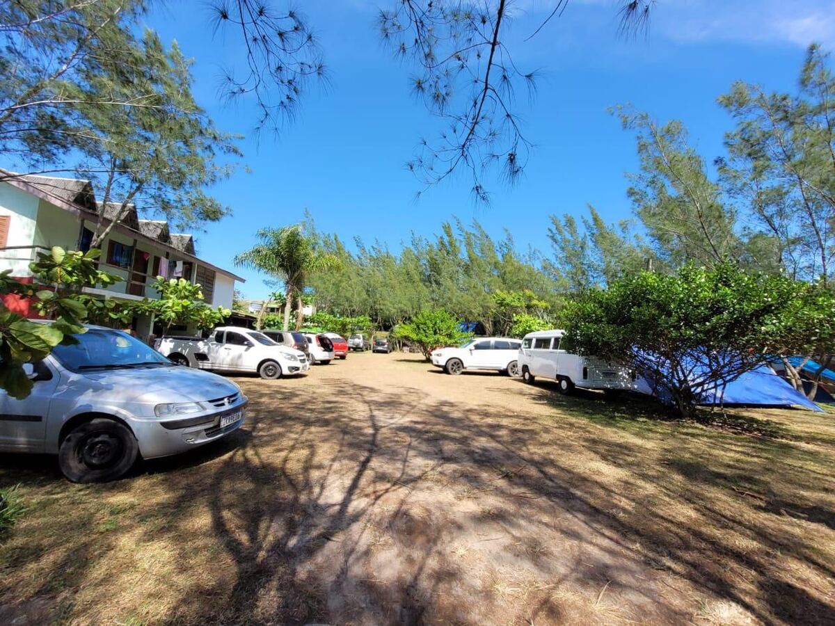 Estacionamento e área externa no Camping Padang