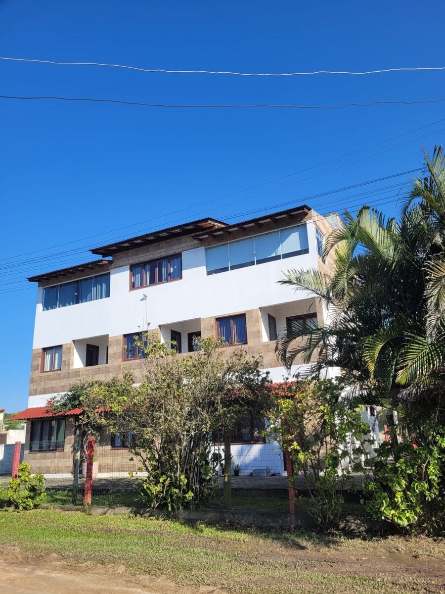 Fachada das acomodações no Camping Padang