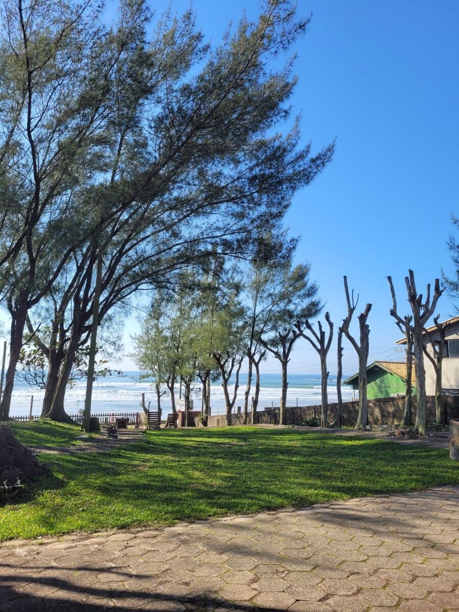 Jardim com vista para a praia no Camping Padang