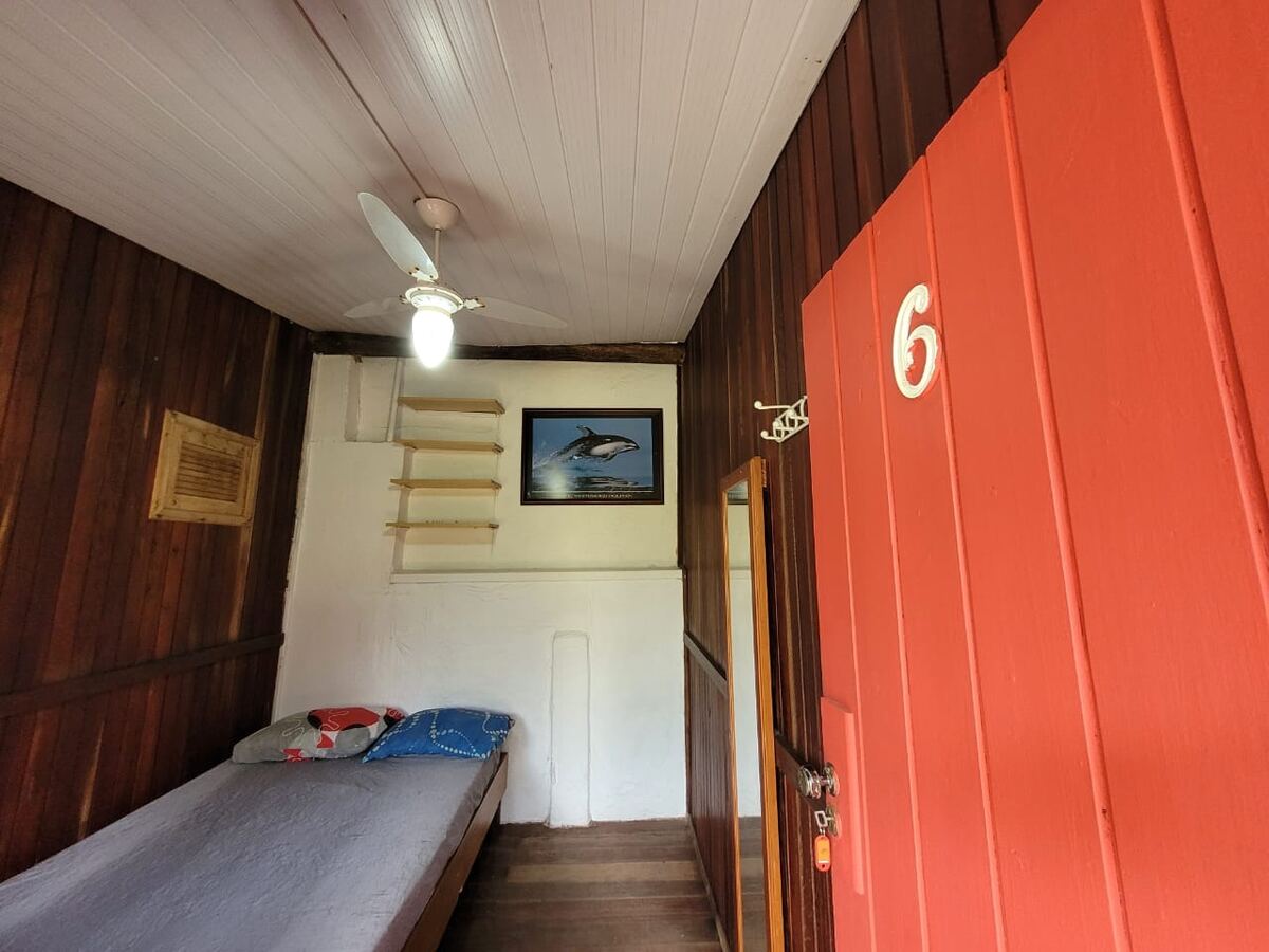 Quarto com cama e ventilador no Camping Padang